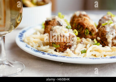 Spätzle (traditionelle deutsche Nudel) mit veganen TVP (strukturiertes Gemüseprotein) Kugeln Stockfoto