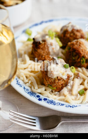 Spätzle (traditionelle deutsche Nudel) mit veganen TVP (strukturiertes Gemüseprotein) Kugeln Stockfoto