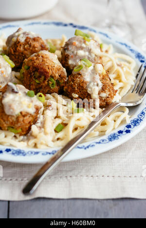 Spätzle (traditionelle deutsche Nudel) mit veganen TVP (strukturiertes Gemüseprotein) Kugeln Stockfoto