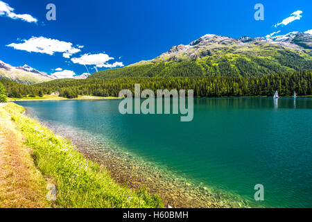 Boote auf Sankt Moritzersee. St. Moritz (Deutsch - Sankt Moritz; Italienisch - San Maurizio) ist eine hohe Alpine Resort im Engadin, Stockfoto