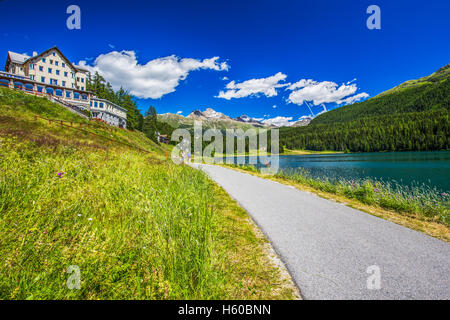 Sankt Moritzer See. St. Moritz (Deutsch - Sankt Moritz; Italienisch - San Maurizio) ist eine hohe Alpine Resort in th Stockfoto