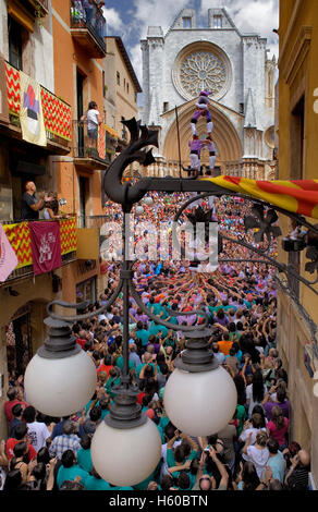 Colla Jove Xiquets de Tarragona. "Castellers" menschliche Turm, eine katalanische Tradition zu bauen. Festa de Santa Tecla, Stadtfest. Plaç Stockfoto