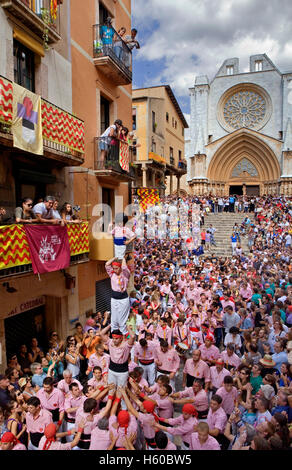 Xiquets de Tarragona. "Castellers" menschliche Turm gehen, eine katalanische Tradition. Festa de Santa Tecla, Stadtfest. Carrer Major.Tar Stockfoto