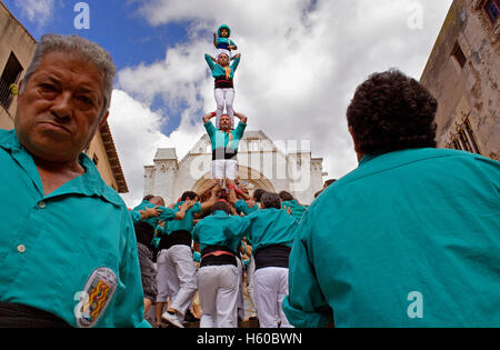 Die Castellers de Sant Pere ich Sant Pau. "Castellers", menschliche Turm gehen, eine katalanische Tradition. Festa de Santa Tecla, Stadtfest. P Stockfoto