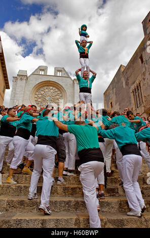 Die Castellers de Sant Pere ich Sant Pau. "Castellers", menschliche Turm gehen, eine katalanische Tradition. Festa de Santa Tecla, Stadtfest. P Stockfoto