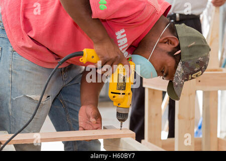 Agua Prieta, Mexiko - Personen, die aus den USA deportiert wurden bauen Möbel im Tierheim für deportierte Arbeiter. Stockfoto