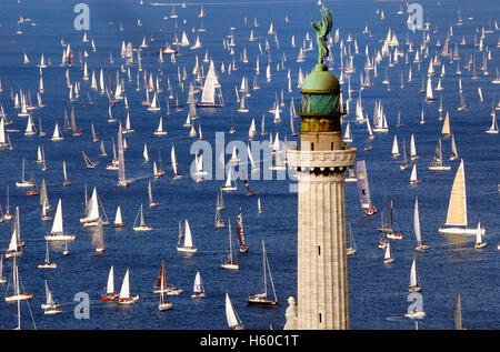 Triest, Italien. 9. Oktober 2016.  48. Auflage der Barcolana Regatta der 1.752 Boote teilnahmen. Im Vordergrund das "Faro della Vittoria", der Leuchtturm der Stadt. Stockfoto