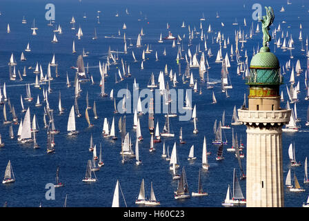 Triest, Italien. 9. Oktober 2016.  48. Auflage der Barcolana Regatta der 1.752 Boote teilnahmen. Im Vordergrund das "Faro della Vittoria", der Leuchtturm der Stadt. Stockfoto