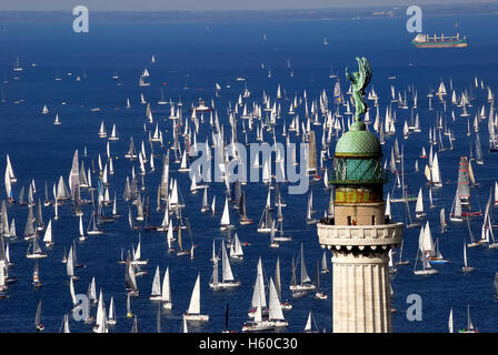 Triest, Italien. 9. Oktober 2016.  48. Auflage der Barcolana Regatta der 1.752 Boote teilnahmen. Im Vordergrund das "Faro della Vittoria", der Leuchtturm der Stadt. Stockfoto