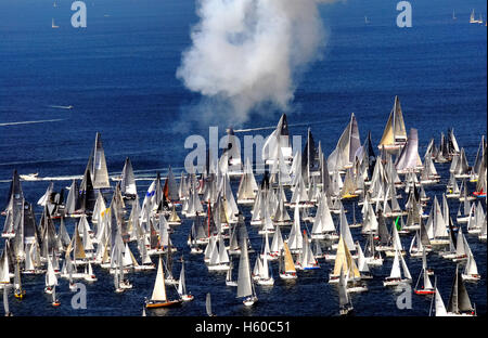 Triest, Italien. 9. Oktober 2016.  48. Auflage der Barcolana Regatta der 1.752 Boote teilnahmen. Die Kanone Runde beginnt die Regatta. Stockfoto