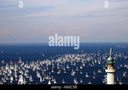 Triest, Italien. 9. Oktober 2016.  48. Auflage der Barcolana Regatta der 1.752 Boote teilnahmen. Im Vordergrund das "Faro della Vittoria", der Leuchtturm der Stadt. Stockfoto