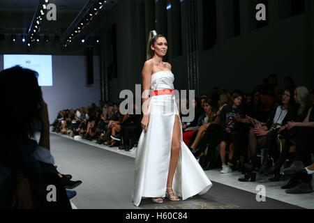 Athen, Griechenland. 21. Oktober 2016. Ein Model trägt eine Kreation von Mode-Designerin Kathy Heyndels. 10. Athen Xclusive Designers Week Mode-Event in Athen mit vielen griechischen Mode-Designer ihre Kreationen zu präsentieren. Bildnachweis: George Panagakis/Pacific Press/Alamy Live-Nachrichten Stockfoto