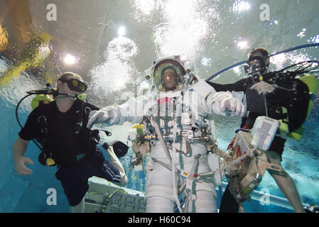 NASA internationale Raumstation Expedition 50/51/EWG Sojus MS-03 Crew Mitglied französischer Astronaut Thomas Pesquet von der European Space Agency geht unter Wasser in einem Raumanzug für ISS EVA Weltraumspaziergang Wartungsschulungen Sonny Carter Training Facility Neutral Auftrieb Laboratory 12. Januar 2016 in Houston, Texas. Stockfoto