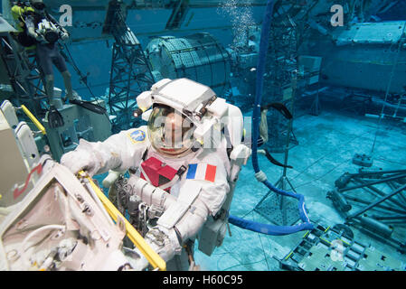 NASA internationale Raumstation Expedition 50/51/EWG Sojus MS-03 Crew Mitglied französischer Astronaut Thomas Pesquet von der European Space Agency beendet am Pool in einem Raumanzug nach ISS EVA Weltraumspaziergang Wartungsschulungen Sonny Carter Training Facility Neutral Auftrieb Laboratory 12. Januar 2016 in Houston, Texas. Stockfoto