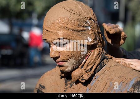 10 Muharram (Ashura), Bidjar, Mann In Schlamm bedeckt Stockfoto