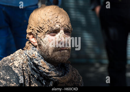 10 Muharram (Ashura), Bidjar, Mann, Schlamm Stockfoto