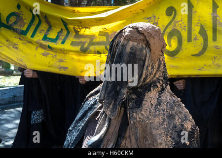 10 Muharram (Ashura), Bidjar, Trägerin Tschador & Gesichtsschleier Schlamm Stockfoto