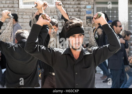 10 Muharram (Ashura), Bidjar, Mann selbst überschlagender Stockfoto