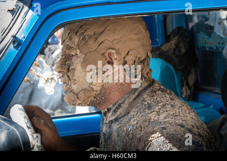 10 Muharram (Ashura), Bidjar, Mann, Schlamm, Auto zu fahren Stockfoto