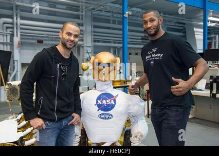 Französische professionelle Basketballspieler Tony Parker (links) und Boris Diaw von den San Antonio Spurs-Pose mit der NASA "Walküre" R5 Roboter am Johnson Space Center geschickten Robotics Laboratory während einer Führung unter Leitung von französischer Astronaut Thomas Pesquet von der European Space Agency 2. April 2015 in Houston, Texas. Stockfoto