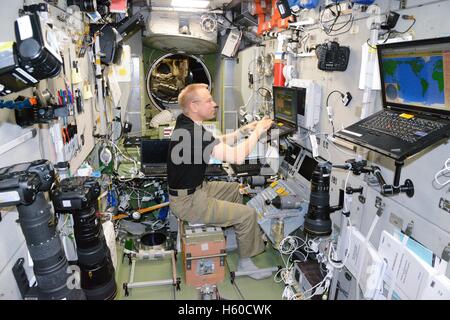 NASA internationale Raumstation ISS-Expedition 47 Besatzung US-amerikanischer Astronaut Tim Kopra arbeitet auf einem Laptop in der ISS-Service-Modul 9. März 2016 in der Erdumlaufbahn. Stockfoto