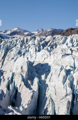 Luftbild des tiefen Gletscherspalten in einem Alaskan Gletscher an einem sonnigen Tag. Stockfoto