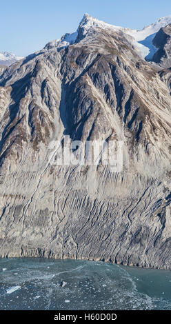 Steile Berge und Pool des schmelzenden Eises im Glacier Bay National Park in Alaska, wie aus einem kleinen Flugzeug gesehen. Stockfoto