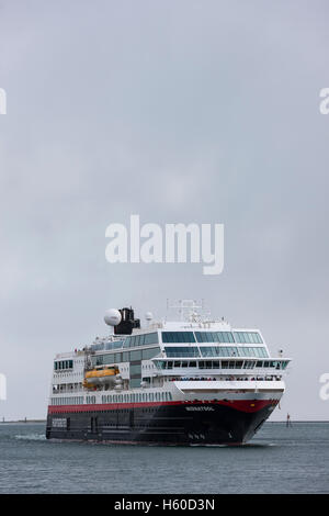 Hurtigruten Kreuzfahrtschiff Midnight Sun nähert sich dem Dock bei Risoyhamn, Andoya Bridge, Norwegen. Stockfoto