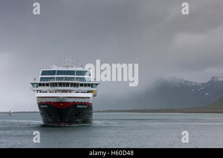 Hurtigruten Kreuzfahrtschiff Midnight Sun nähert sich dem Dock bei Risoyhamn, Andoya Bridge, Norwegen. Stockfoto