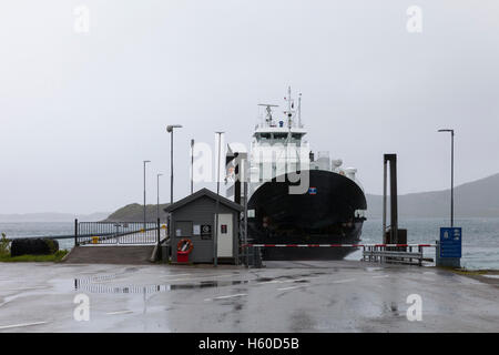 Frontlader, Drehbogen im Regen. Fiskebol - Melbu Fähre, Lofoten Inseln, Norwegen. Stockfoto