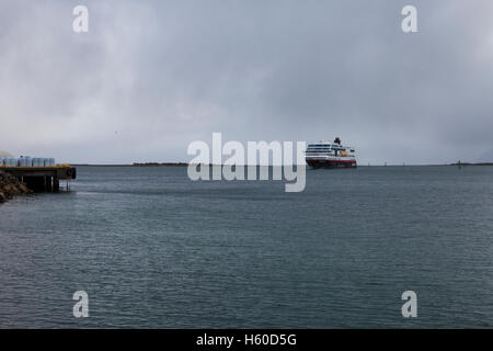 Hurtigruten Schiff Mitternachtssonne am Risoyhamn, Andøya Brücke, Norwegen. Stockfoto