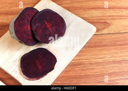 Frisch geschnittene rote Rübe Wurzel auf Holz Hintergrund. Essen-Hintergrund. Stockfoto