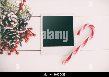 Leere Bilderrahmen und Weihnachts-Dekor Stockfoto