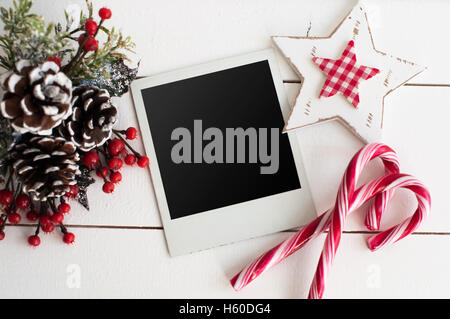 Leere Bilderrahmen und Weihnachts-Dekor Stockfoto