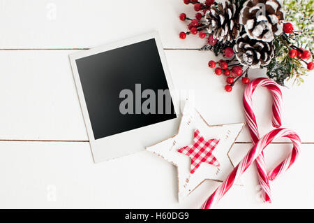 Leere Bilderrahmen und Weihnachts-Dekor Stockfoto