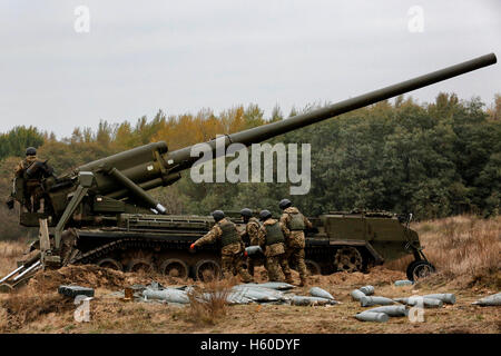 Kiew, Ukraine. 21. Oktober 2016. Ukrainische Soldaten feuern einen 203mm Selbstfahrlafette "Pion" bei militärischen Übungen auf dem Devichki Schießstand, ca. 85 km von der Hauptstadt Kiew, Ukraine. Bildnachweis: Vladyslav Musiienko/Pacific Press/Alamy Live-Nachrichten Stockfoto