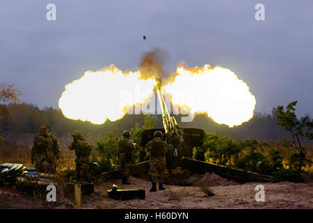 Kiew, Ukraine. 21. Oktober 2016. Ukrainische Soldaten feuern eine 152mm-Haubitzen "Msta B" bei militärischen Übungen auf dem Devichki schießen, etwa 85 km von der Hauptstadt Kiew, Ukraine reichen. Bildnachweis: Vladyslav Musiienko/Pacific Press/Alamy Live-Nachrichten Stockfoto