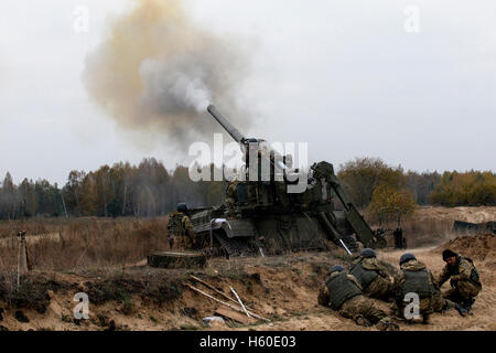 Kiew, Ukraine. 21. Oktober 2016. Ukrainische Soldaten feuern einen 203mm Selbstfahrlafette "Pion" bei militärischen Übungen auf dem Devichki Schießstand, ca. 85 km von der Hauptstadt Kiew, Ukraine. Bildnachweis: Vladyslav Musiienko/Pacific Press/Alamy Live-Nachrichten Stockfoto