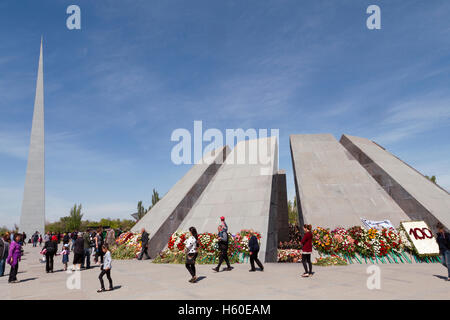 Menschen, die das Völkermorddenkmal in Jerewan, Armenien, zum 100. Jahrestag des Völkermords an den Armeniern im Jahr 2015 besuchen. Stockfoto