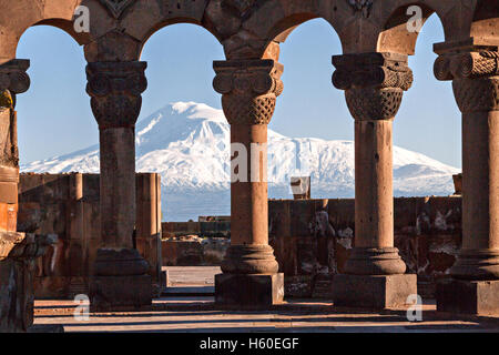 Säulen des Tempels Zvartnots in Yerevan, Armenien und den Berg Ararat im Hintergrund. Stockfoto