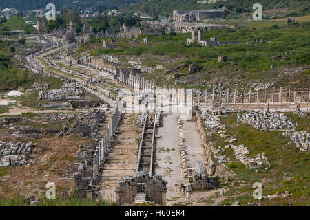 Blick über die Ruinen der römischen Stadt Perge in Antalya, Türkei. Stockfoto