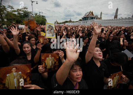 Bangkok, Thailand. 22. Oktober 2016. Thai Trauergäste versammeln sich in der Nähe der Royal Grand Palace für eine Aufnahme der königlichen Hymne zu Ehren von Thailands späten König Bhumibol Adulyadej singen. Bildnachweis: Panupong Changchai/Pacific Press/Alamy Live-Nachrichten Stockfoto