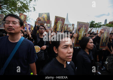 Bangkok, Thailand. 22. Oktober 2016. Thai Trauergäste versammeln sich in der Nähe der Royal Grand Palace für eine Aufnahme der königlichen Hymne zu Ehren von Thailands späten König Bhumibol Adulyadej singen. Bildnachweis: Panupong Changchai/Pacific Press/Alamy Live-Nachrichten Stockfoto