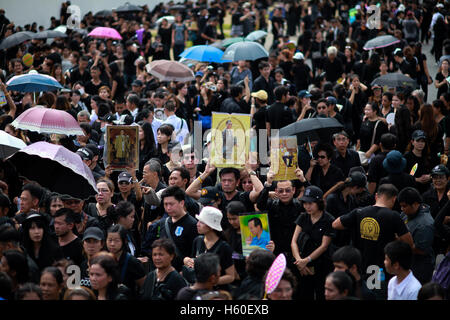 Bangkok, Thailand. 22. Oktober 2016. Thai Trauergäste versammeln sich in der Nähe der Royal Grand Palace für eine Aufnahme der königlichen Hymne zu Ehren von Thailands späten König Bhumibol Adulyadej singen. Bildnachweis: Panupong Changchai/Pacific Press/Alamy Live-Nachrichten Stockfoto