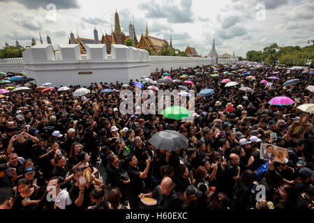 Bangkok, Thailand. 22. Oktober 2016. Thai Trauergäste versammeln sich in der Nähe der Royal Grand Palace für eine Aufnahme der königlichen Hymne zu Ehren von Thailands späten König Bhumibol Adulyadej singen. Bildnachweis: Panupong Changchai/Pacific Press/Alamy Live-Nachrichten Stockfoto