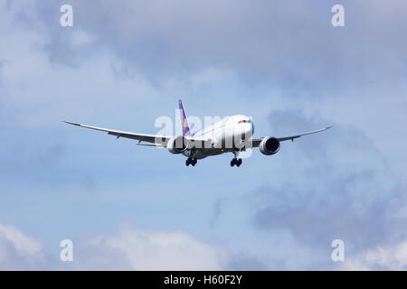 Chiang Mai, THAILAND - 25. Juli 2014: Boeing 787-800 Dreamliner HS-TQA des Thaiairway.First von 787 für Thaiairway. Stockfoto