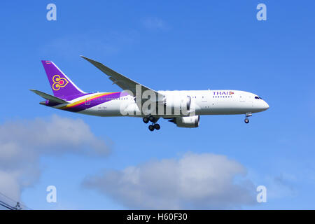Chiang Mai, THAILAND - 25. Juli 2014: Boeing 787-800 Dreamliner HS-TQA des Thaiairway.First von 787 für Thaiairway. Stockfoto