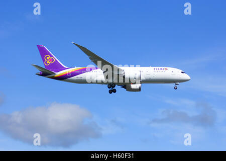 Chiang Mai, THAILAND - 25. Juli 2014: Boeing 787-800 Dreamliner HS-TQA des Thaiairway.First von 787 für Thaiairway. Stockfoto