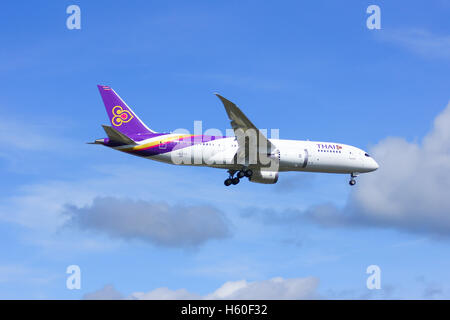 Chiang Mai, THAILAND - 25. Juli 2014: Boeing 787-800 Dreamliner HS-TQA des Thaiairway.First von 787 für Thaiairway. Stockfoto
