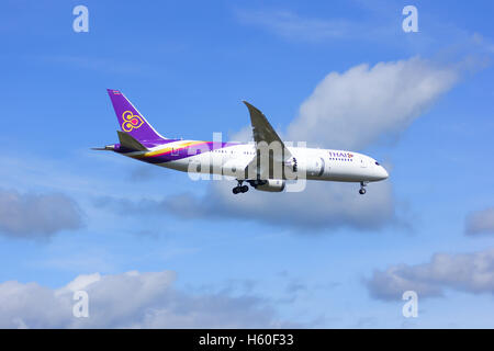Chiang Mai, THAILAND - 25. Juli 2014: Boeing 787-800 Dreamliner HS-TQA des Thaiairway.First von 787 für Thaiairway. Stockfoto